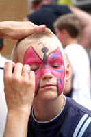 Maquillage papillon lors d'une fte pour enfant