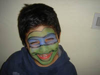 Enfant deguise en tortue ninja pour une soiree d'anniversaire